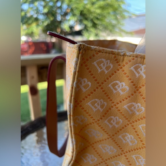 Dooney & Bourke North South signature print yellow canvas shoulder bag - Picture 4 of 12